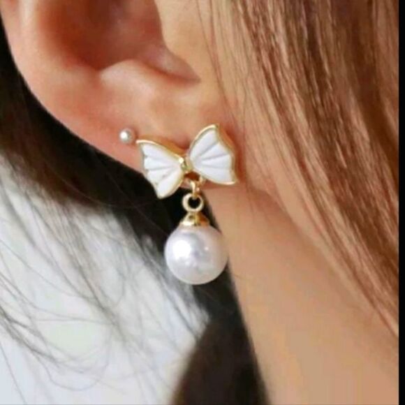 CLEARANCE  Women's Faux Pearl Earrings - Picture 1 of 3